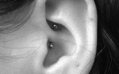 Le piercing aux oreilles : styles, soins et tendances