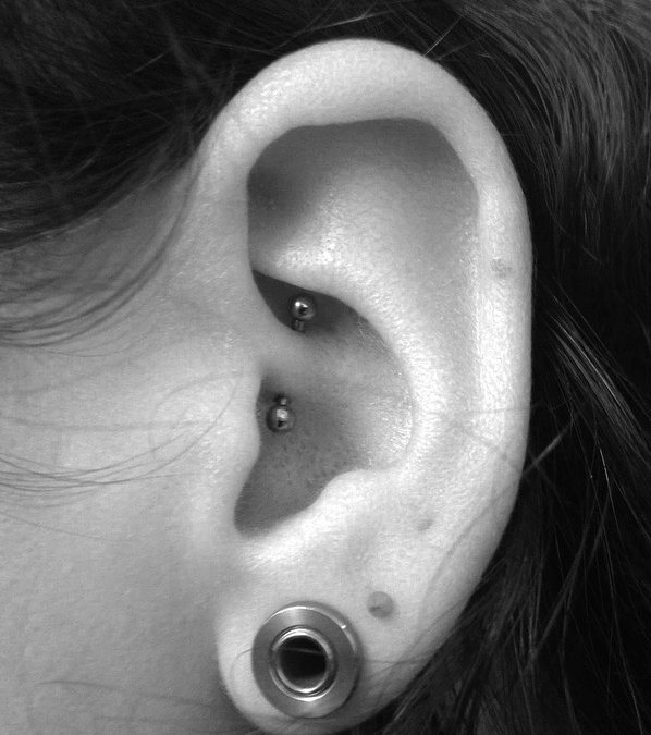 Le piercing aux oreilles : styles, soins et tendances