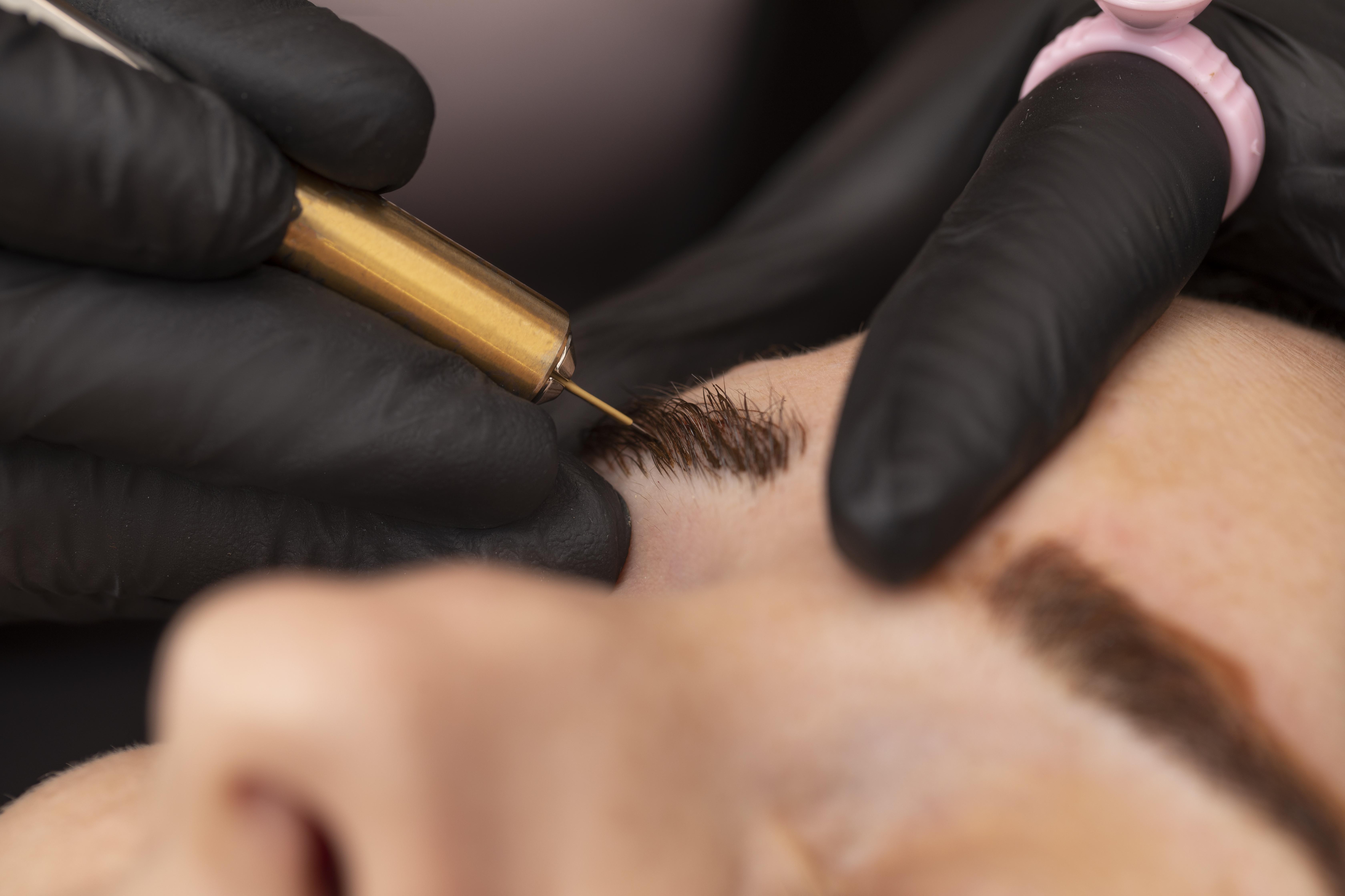 Tatouage sourcils : techniques, avantages et précautions
